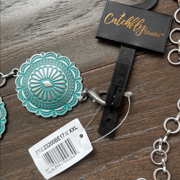 Catchfly Chain Silver tone/turquoise conchos, embossed floral - Picture 4 of 8